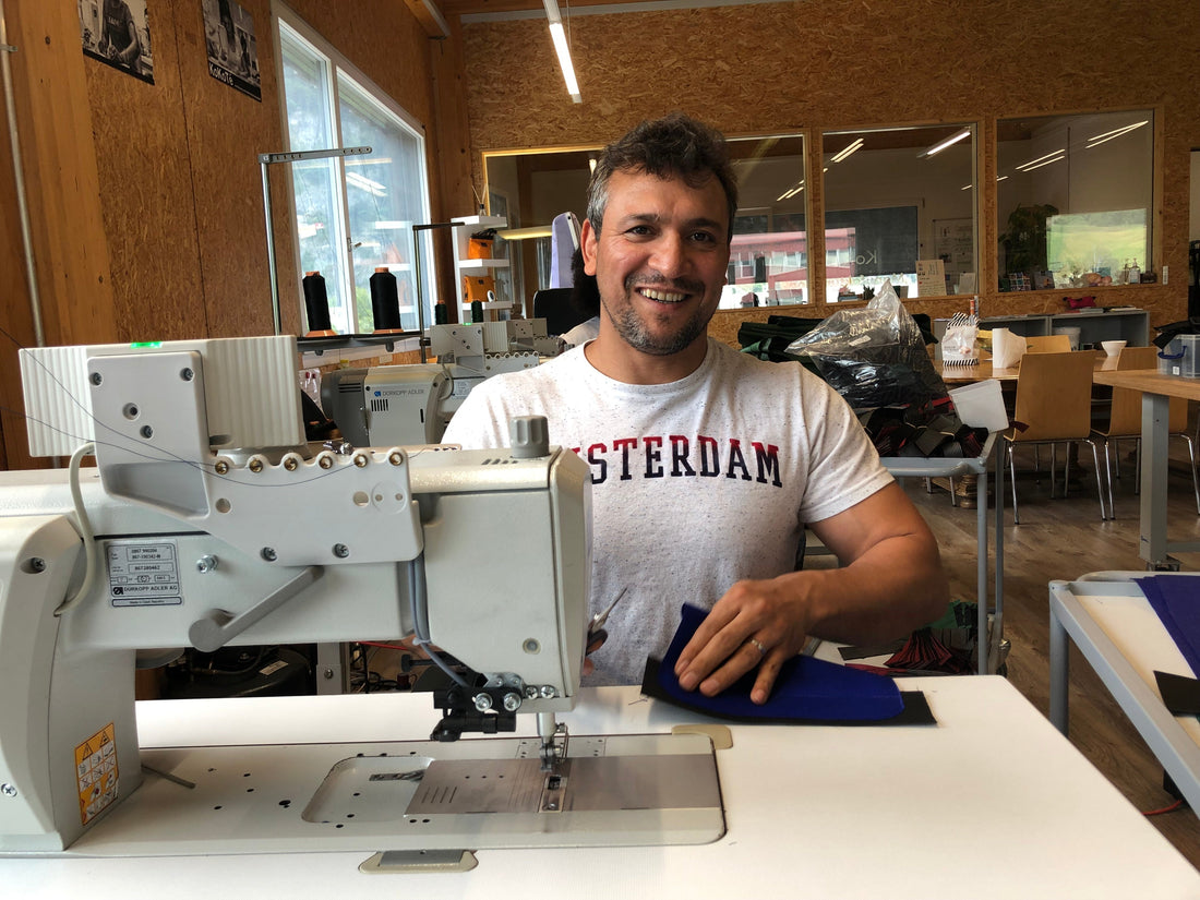 Javad mit Nähmaschine